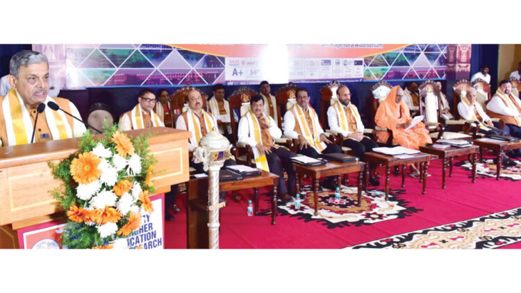 മൈസൂരു ജെഎസ്എസ് എഎച്ച്ഇആറിന്റെ 13-ാമത് ബിരുദദാനസമ്മേളനത്തില്‍ ആര്‍എസ്എസ് സര്‍കാര്യവാഹ് ദത്താത്രേയ ഹൊസബാളെ സംസാരിക്കുന്നു