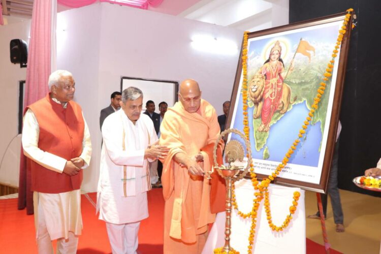 പാനിപ്പത്തിലെ പട്ടികല്യാണയില് ശ്രീ മാധവ് ജനസേവ ന്യാസ് നിര്മ്മിച്ച സേവാസാധന ഗ്രാമവികാസകേന്ദ്രത്തിന്റെ ഉദ്ഘാടനസഭയില് ആചാര്യ മഹാമണ്ഡലേശ്വര് സ്വാമി അവധേശാനന്ദ ഗിരി വിളക്ക് തെളിക്കുന്നു. ആര്എസ്എസ് സര്കാര്യവാഹ് ദത്താത്രേയ ഹൊസബാളെ, ഗ്രാമവികാസ കേന്ദ്രം പ്രസിഡന്റ് പവന് ജിന്ഡാല് സമീപം