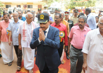 കോഴിക്കോട് മലാപ്പറമ്പ് വേദവ്യാസ വിദ്യാലയം സൈനിക സ്കൂളിന്റെ ഉദ്ഘാടനം നിര്വഹിക്കാനെത്തിയ കേന്ദ്ര പ്രതിരോധ, വിനോദ സഞ്ചാര വകുപ്പ് സഹമന്ത്രി ഡോ. അജയ് ഭട്ടിന് വേദിയിലേക്ക് ആനയിക്കുന്നു.