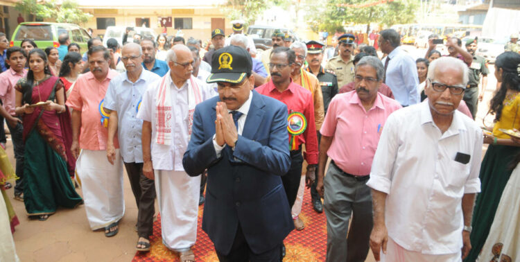 കോഴിക്കോട് മലാപ്പറമ്പ് വേദവ്യാസ വിദ്യാലയം സൈനിക സ്‌കൂളിന്റെ ഉദ്ഘാടനം നിര്‍വഹിക്കാനെത്തിയ  കേന്ദ്ര പ്രതിരോധ, വിനോദ സഞ്ചാര വകുപ്പ് സഹമന്ത്രി ഡോ. അജയ് ഭട്ടിന് വേദിയിലേക്ക് ആനയിക്കുന്നു.