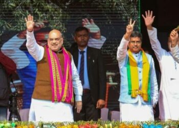 ത്രിപുരയിലെ സന്തിര്‍ബസാറിലെ തെരഞ്ഞെടുപപ്പ റാലിയില്‍ സ്ഥാനാര്‍ത്ഥിക്കൊപ്പം കേന്ദ്ര ആഭ്യന്തരമന്ത്രി അമിത് ഷാ