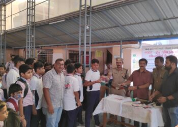 വളളംകുളം നാഷണല്‍ ഹൈസ്‌കൂളില്‍ വിമുക്ത ബോധവല്‍ക്കരണ പരിപാടിയുടെ ഭാഗമായി രൂപീകരിച്ച സ്‌പോര്‍ട്‌സ് ടീമ്മിന്‍റെ ഉദ്ഘാടനം തിരുവല്ല എക്‌സൈസ് സര്‍ക്കിള്‍ ഇന്‍സ്‌പെക്ടര്‍ ബിജു വര്‍ഗീസ് നിര്‍വഹിക്കുന്നു.