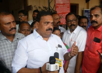 റെയില്‍വേ പാസഞ്ചേഴ്‌സ് അമിനിറ്റി കമ്മിറ്റി ചെയര്‍മാന്‍ പി.കെ. കൃഷ്ണദാസ് തിരുവല്ല റെയില്‍വേ സ്റ്റേഷനില്‍ സന്ദര്‍ശനം നടത്തിയപ്പോള്‍