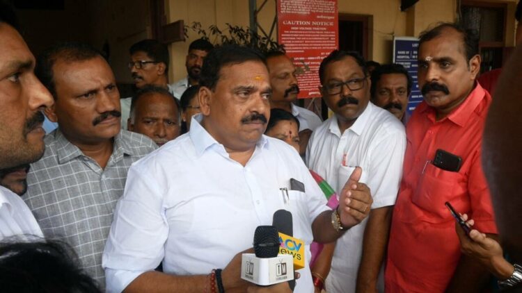 റെയില്വേ പാസഞ്ചേഴ്സ് അമിനിറ്റി കമ്മിറ്റി ചെയര്മാന് പി.കെ. കൃഷ്ണദാസ് തിരുവല്ല റെയില്വേ സ്റ്റേഷനില് സന്ദര്ശനം നടത്തിയപ്പോള്