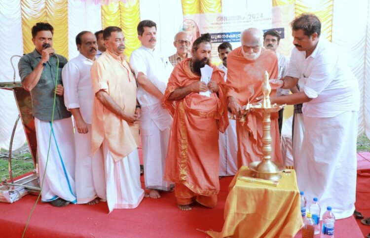 സാധുജനക്ഷേത്ര  വിപ്ലവവത്തിന്റെ 117 മത്  വാർഷികാഘോഷം  സദാനന്ദ പുരം  അവധൂതാശ്രമത്തിൽ       സദാനന്ദശ്രമം മഠാധിപതി സ്വാമി ചിദാനന്ദ ഭാരതി  ദീപ പ്രോജ്വലന നടത്തുന്നു