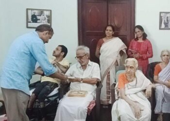 അമൃതഭാരതീ വിദ്യാപീഠത്തിന്റെ കൊല്ലവര്ഷം 1199 സാംസ്കാരിക വിദ്യാഭ്യാസം അമൃതപഥം അംഗത്വ വിതരണത്തിന്റെ ഉദ്ഘാടനം പൂഞ്ഞാര് രാജകുടുംബാംഗവും ചരിത്രകാരനുമായ ഡോ. ആര്.പി. രാജ നിര്വഹിക്കുന്നു.