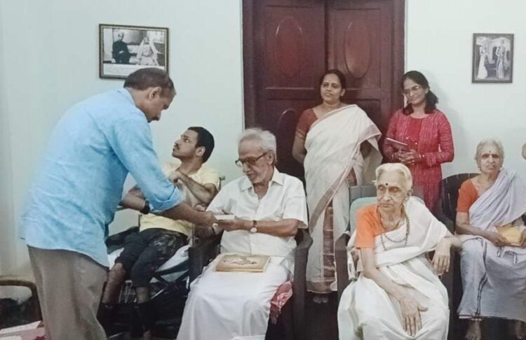 അമൃതഭാരതീ വിദ്യാപീഠത്തിന്റെ കൊല്ലവര്‍ഷം 1199 സാംസ്‌കാരിക വിദ്യാഭ്യാസം അമൃതപഥം അംഗത്വ വിതരണത്തിന്റെ ഉദ്ഘാടനം പൂഞ്ഞാര്‍ രാജകുടുംബാംഗവും ചരിത്രകാരനുമായ ഡോ. ആര്‍.പി. രാജ നിര്‍വഹിക്കുന്നു.