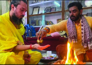 റഷ്യന് മനഃശാസ്ത്രജ്ഞന് ആന്റണ് ആന്ഡ്രീവ് വാരാണസി വാഗ് യോഗ ചേതനാപീഠത്തില് തന്ത്രദീക്ഷ സ്വീകരിക്കുന്ന ചടങ്ങ്