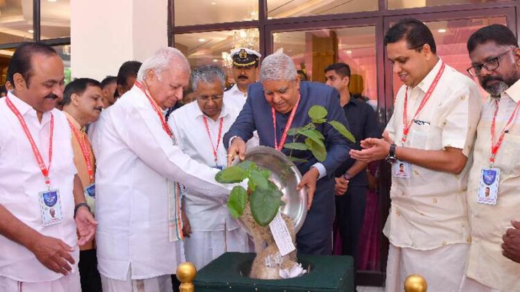 ഉപരാഷ്ട്രപതി ജഗദീപ് ധന്കര് നിയമസഭാ വളപ്പില് വൃക്ഷത്തൈ നടുന്നു. പ്രതിപക്ഷനേതാവ് വി.ഡി. സതീശന്, ഗവര്ണര് ആരിഫ് മുഹമ്മദ് ഖാന്, മുഖ്യമന്ത്രി പിണറായി വിജയന്, സ്പീക്കര് എ.എന്. ഷംസീര് സമീപം