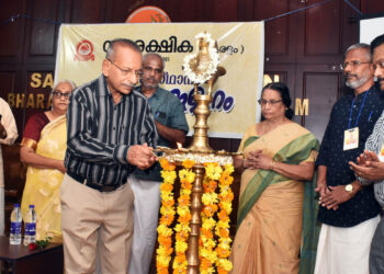 സൗരക്ഷിക സംസ്ഥാന വാര്ഷിക സമ്മേളനത്തിന്റെ ഉദ്ഘാടനം മുന് ഹൈക്കോടതി ജഡ്ജി ജസ്റ്റിസ് എം.ആര്. ഹരിഹരന് നായര് നിര്വഹിക്കുന്നു