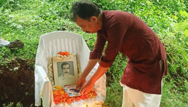 'തൂവല്‍ത്തൊട്ടില്‍' എന്ന തന്റെ ബാലസാഹിത്യ നോവല്‍ പി.എം. ഭാസ്‌ക്കരന്‍ മാസ്റ്ററുടെ ബലികുടീരത്തില്‍ ശ്രീജിത്ത് മൂത്തേടത്ത് സമര്‍പ്പിക്കുന്നു