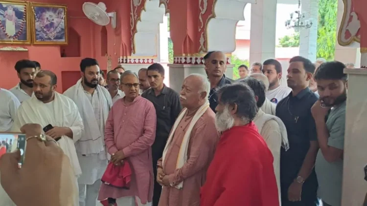 ആര്എസ്എസ് സര്സംഘചാലക്
ഡോ. മോഹന് ഭാഗവത് മിര്സാപൂരിലെ വിന്ധ്യാവാസിനി
ക്ഷേത്രത്തില് ദര്ശനം നടത്തുന്നു