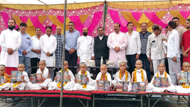 ജമ്മുകശ്മീരിലെ ഉധംപൂരില്‍ ആരംഭിച്ച നര്‍സിങ് സേവാകേന്ദ്രം വേദവിദ്യാലയത്തിന്റെ ഉദ്ഘാടനച്ചടങ്ങില്‍ വിദ്യാര്‍ത്ഥികളും സേവാകേന്ദ്രം ഭാരവാഹികളും