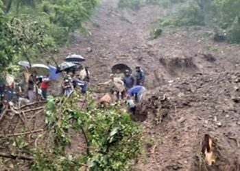 ഹിമാചല്‍ പ്രദേശിലെ സോളന്‍ ജില്ലയില്‍ മേഘവിസ്‌ഫോടനത്തെത്തുടര്‍ന്നുണ്ടായ മണ്ണിടിച്ചിലില്‍ പെട്ടവര്‍ക്കായി തെരച്ചില്‍ നടത്തുന്നു