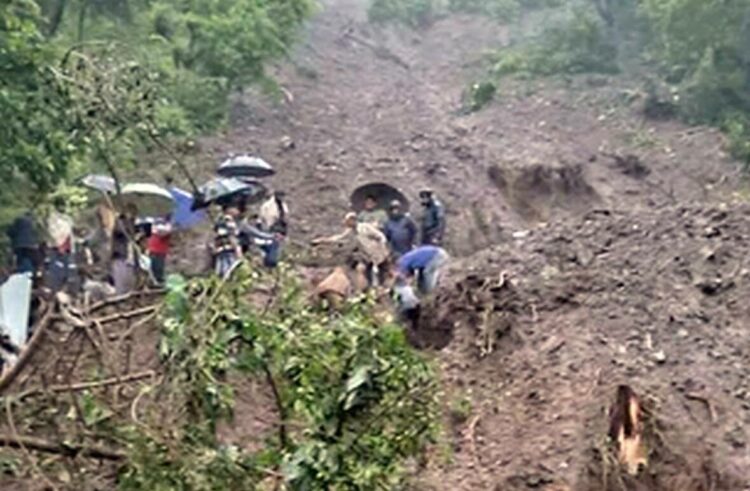 ഹിമാചല്‍ പ്രദേശിലെ സോളന്‍ ജില്ലയില്‍ മേഘവിസ്‌ഫോടനത്തെത്തുടര്‍ന്നുണ്ടായ മണ്ണിടിച്ചിലില്‍ പെട്ടവര്‍ക്കായി തെരച്ചില്‍ നടത്തുന്നു