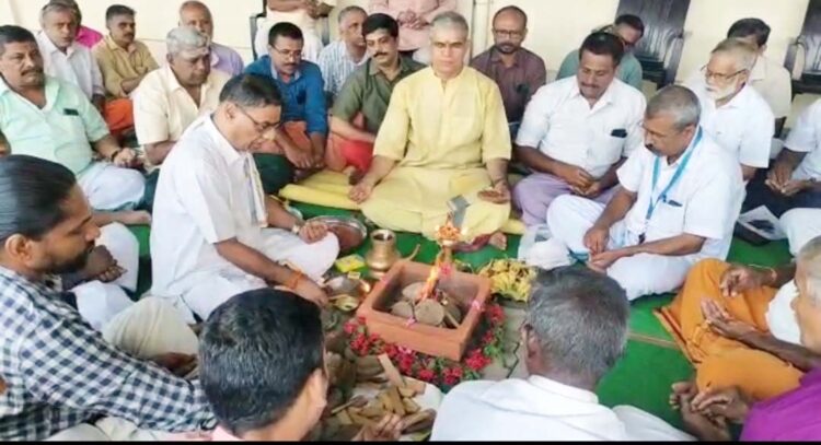 ചാലക്കുടി മുനിപ്പാറ ഭാഗവത ഗ്രാമത്തില് നടന്നുവന്ന ഗോസേവ ഗതിവിധി കാര്യകര്തൃ ശിബിരത്തിന്റെ ഭാഗമായി സ്വാമി ഉദിത് ചൈതന്യയുടെ നേതൃത്വത്തില് നടന്ന അഗ്നിഹോത്രം