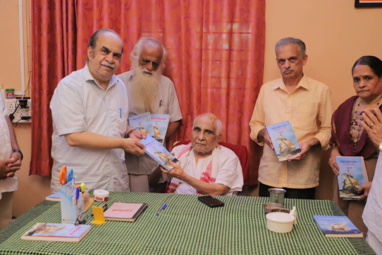 മായന്നൂര്‍ തണല്‍ ബാലാശ്രമത്തില്‍ നടന്ന ചടങ്ങില്‍ ആര്‍. ഹരിയുടെ പുസ്തകങ്ങളുടെ പരിഭാഷകള്‍ പ്രകാശനം ചെയ്യുന്നു