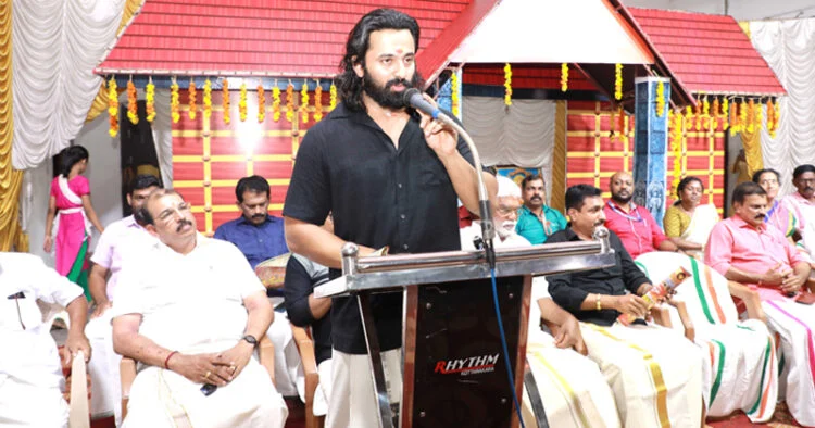 കൊട്ടാരക്കര മഹാഗണപതി ക്ഷേത്രത്തില് വിനായക ചതുര്ഥി ആഘോഷത്തില് നടന് ഉണ്ണിമുകുന്ദന് സംസാരിക്കുന്നു