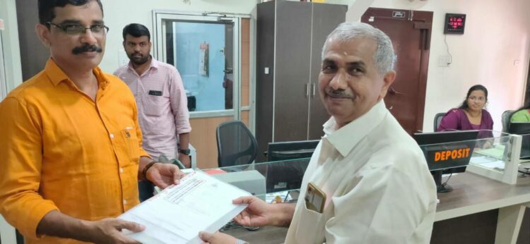 RSS Vibhag “Sanghchalak receives the title deed of the property of Lekha V. Nair from the bank manager.