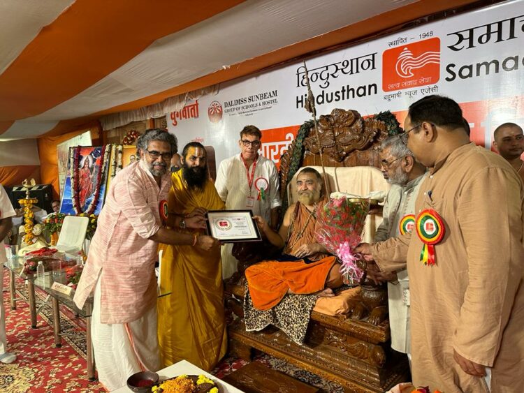 ഭാരതീയ ഭാഷാ സമ്മാന് ദിനത്തോടനുബന്ധിച്ച് വാരാണസിയില് ഹിന്ദുസ്ഥാന് സമാചാര് സംഘടിപ്പിച്ച ചടങ്ങില് പ്രാദേശിക മാധ്യമ പ്രവര്ത്തനത്തിനുള്ള ദേശീയ പുരസ്കാരം കാഞ്ചി ശങ്കരാചാര്യരില് നിന്ന് ജന്മഭൂമി ഡെപ്യൂട്ടി എഡിറ്റര് കാവാലം ശശികുമാര് സ്വീകരിക്കുന്നു