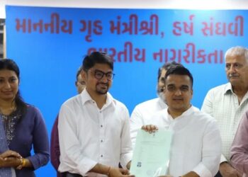 അഹമ്മദാബാദ് ജില്ലാ കളക്ടറേറ്റില് നടന്ന ചടങ്ങില് ഗുജറാത്ത് ആഭ്യന്തരമന്ത്രി ഹരീഷ് സംഘ്വി പൗരത്വസര്ട്ടിഫിക്കറ്റ് വിതരണം ചെയ്യുന്നു