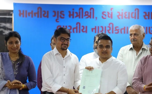 അഹമ്മദാബാദ് ജില്ലാ കളക്ടറേറ്റില് നടന്ന ചടങ്ങില് ഗുജറാത്ത് ആഭ്യന്തരമന്ത്രി ഹരീഷ് സംഘ്വി പൗരത്വസര്ട്ടിഫിക്കറ്റ് വിതരണം ചെയ്യുന്നു