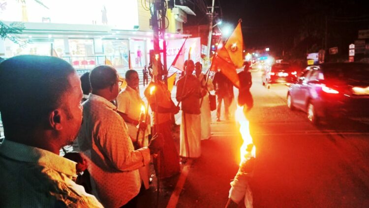 കൊട്ടാരക്കരയിൽ തമിഴ്നാട് മന്ത്രി ഉദയനിധി സ്റ്റാലിന്റെ കോലം കത്തിച്ചു പ്രതിഷേധിക്കുന്ന വിശ്വ ഹിന്ദു പരിഷത്തിന്റെ പ്രവർത്തകർ