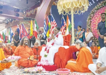 മാതാ അമൃതാനന്ദമയീ ദേവിക്ക് സ്വാമി അമൃതസ്വരൂപാനന്ദപുരിയുടെ നേതൃത്വത്തില് ഗുരുപാദുക പൂജ ചെയ്യുന്നു. മോഹന്ലാല് സമീപം