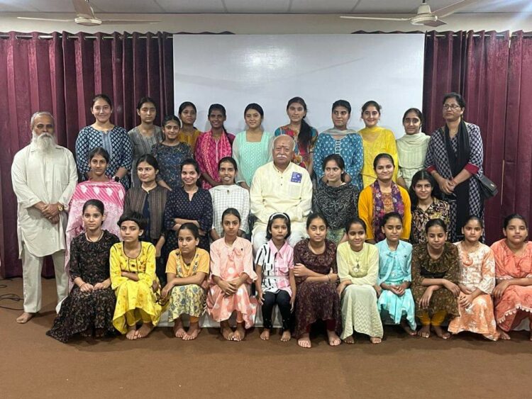 ജമ്മുവിലെ കേശവഭവന് സേവാഭാരതി ഹോസ്റ്റലിലെ വിദ്യാര്ത്ഥികള്ക്കൊപ്പം ആര്എസ്എസ് സര്സംഘചാലക് ഡോ. മോഹന് ഭാഗവത്