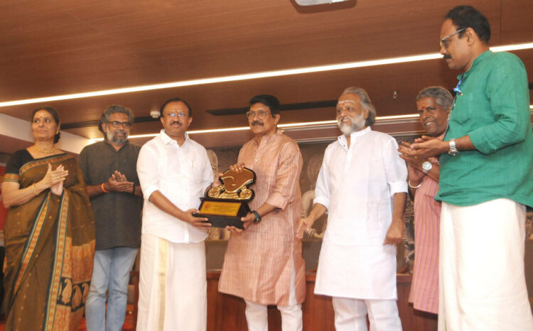 കേസരി നവരാത്രി സര്ഗോത്സവത്തിലെ സര്ഗപ്രതിഭാ പുരസ്കാരം കേന്ദ്രമന്ത്രി വി. മുരളീധരനും കൈതപ്രം ദാമോദരന് നമ്പൂതിരിയും ചേര്ന്ന് ജി. വേണുഗോപാലിന് സമര്പ്പിക്കുന്നു. ഡോ.എന്.ആര്. മധു, ഡോ.ശ്രീശൈലം ഉണ്ണിക്കൃഷ്ണന്, വിധുബാല, കാവാലം ശശികുമാര് സമീപം.