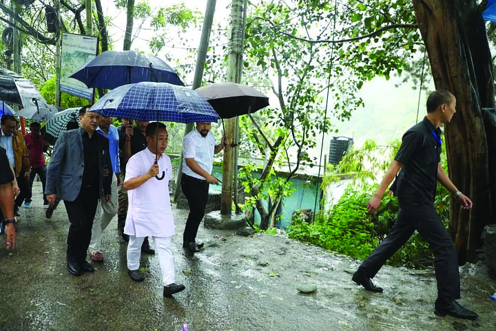 സിക്കിം മുഖ്യമന്ത്രി പ്രേംസിങ് തമാങ് പ്രളയബാധിത മേഖലകള് സന്ദര്ശിച്ചപ്പോള്