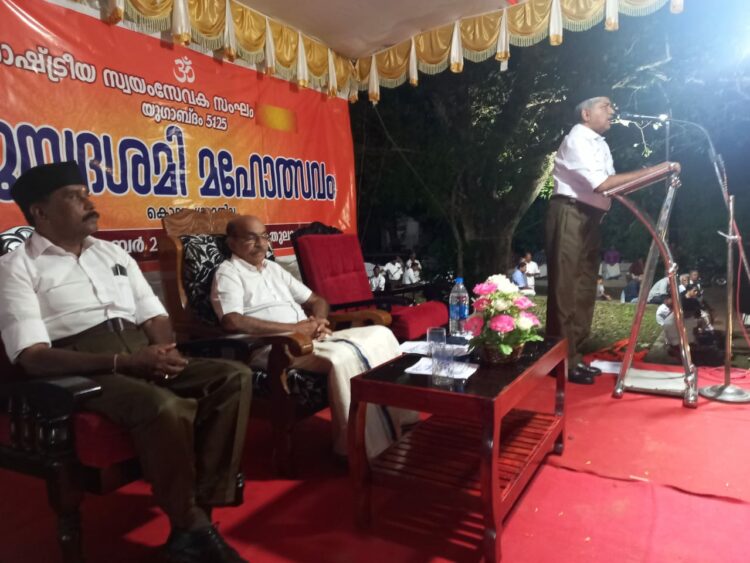 കൊല്ലം ഗ്രാമ ജില്ലാ വിജയദശമി ആഘോഷത്തില് ആര്എസ്എസ് പ്രാന്ത കാര്യവാഹ് പി.എന്. ഈശ്വര് വിജയദശമി സന്ദേശം നല്കുന്നു