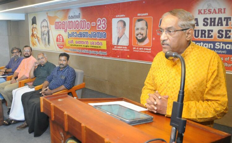 കോഴിക്കോട്ട് കേസരിയുടെ ആഭിമുഖ്യത്തിലുള്ള അമൃതശതം പ്രഭാഷണ പരമ്പരയില്‍ ചിന്തകനും എഴുത്തുകാരനുമായ രത്തന്‍ ശര്‍ദ പ്രഭാഷണം നടത്തുന്നു. ബി. ബിജീഷ്, പി.എന്‍. ദേവദാസ്, പി.എസ്. രാകേഷ്, കാവാലം ശശികുമാര്‍ സമീപം