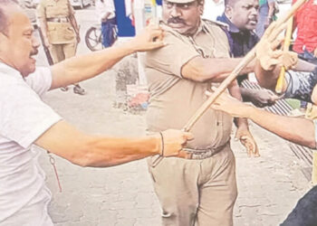 Image: CM's gunman beats the protesters