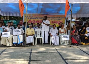 ആത്മഹത്യ ചെയ്ത കര്‍ഷകന്‍ കെ.ജി.പ്രസാദിന്റെ കുടുംബത്തിനോടുള്ള സംസ്ഥാന സര്‍ക്കാരിന്റെ നീതി നിഷേധത്തില്‍ പ്രതിഷേധിച്ച് ഹിന്ദു ഐക്യവേദി ആലപ്പുഴയില്‍ നടത്തിയ കളക്‌ട്രേറ്റ് ധര്‍ണ്ണ  ചേരമര്‍ ഹിന്ദുമഹാസഭ സംസ്ഥാന പ്രസിഡന്റ് പി.എസ്. പ്രസാദ് ഉദ്ഘാടനം ചെയ്യുന്നു.