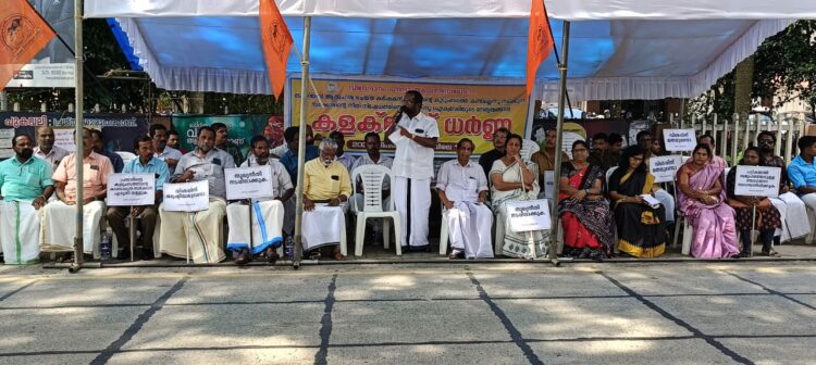 ആത്മഹത്യ ചെയ്ത കര്‍ഷകന്‍ കെ.ജി.പ്രസാദിന്റെ കുടുംബത്തിനോടുള്ള സംസ്ഥാന സര്‍ക്കാരിന്റെ നീതി നിഷേധത്തില്‍ പ്രതിഷേധിച്ച് ഹിന്ദു ഐക്യവേദി ആലപ്പുഴയില്‍ നടത്തിയ കളക്‌ട്രേറ്റ് ധര്‍ണ്ണ  ചേരമര്‍ ഹിന്ദുമഹാസഭ സംസ്ഥാന പ്രസിഡന്റ് പി.എസ്. പ്രസാദ് ഉദ്ഘാടനം ചെയ്യുന്നു.