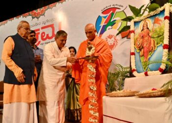 ബെംഗളൂരുവില്‍ വിക്രമ വാരികയുടെ 75-ാമത് വാര്‍ഷികാഘോഷം ആര്‍എസ്എസ് സര്‍കാര്യവാഹ് ദത്താത്രേയ ഹൊസബാളെ ഉദ്ഘാടനം ചെയ്യുന്നു. വി. നാഗരാജ്, നിര്‍മ്മലാനന്ദനാഥ സ്വാമികള്‍ തുടങ്ങിയവര്‍ സമീപം