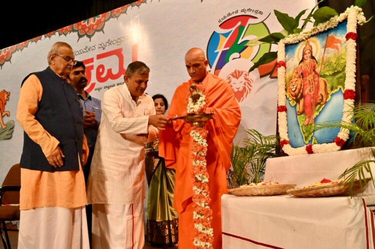 ബെംഗളൂരുവില്‍ വിക്രമ വാരികയുടെ 75-ാമത് വാര്‍ഷികാഘോഷം ആര്‍എസ്എസ് സര്‍കാര്യവാഹ് ദത്താത്രേയ ഹൊസബാളെ ഉദ്ഘാടനം ചെയ്യുന്നു. വി. നാഗരാജ്, നിര്‍മ്മലാനന്ദനാഥ സ്വാമികള്‍ തുടങ്ങിയവര്‍ സമീപം