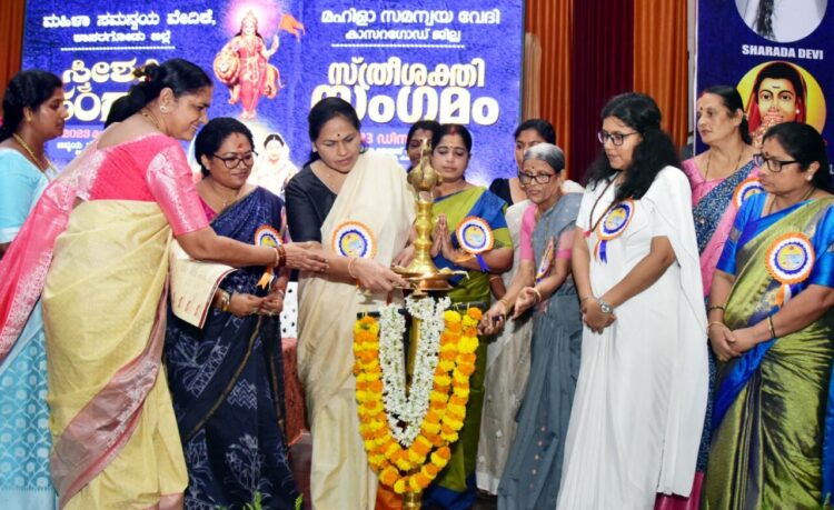 .മഹിളാ സമന്വയ വേദിയുടെ ആഭിമുഖ്യത്തില്‍ കാസര്‍കോട് നടന്ന സ്ത്രീ ശക്തി സംഗമം കേന്ദ്രകൃഷിക്ഷേമ വകുപ്പ് സഹമന്ത്രി ശോഭാ കരന്തലാജെ ഉദ്ഘാടനം ചെയ്യുന്നു