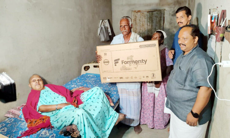 Sakshama workers bring TV to Josimol’s house.