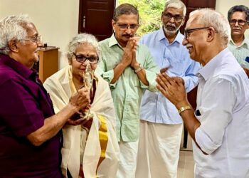 ആര്‍എസ്എസ് മുതിര്‍ന്ന പ്രചാരകനും പ്രാന്തീയ കാര്യകാരി സദസ്യനുമായ എ. എം. കൃഷ്ണന്‍ ഗ്രാമസേവാ പരിഷത്തിന്റെ ഉപഹാരം കേശവന്‍ നമ്പൂതിരിക്കും ഭാര്യ സരസ്വതി അന്തര്‍ജനത്തിനും കൈമാറുന്നു.