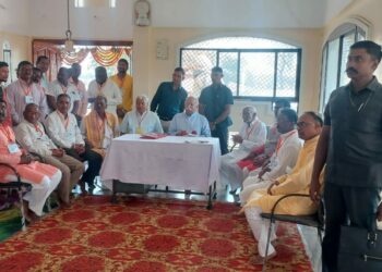 നാഗ്പൂര്‍ ധമന്‍ഗാവില്‍ മംഗളമാതാ ദേവസ്ഥാന്‍ സന്ദര്‍ശിച്ച ആര്‍എസ്എസ് സര്‍സംഘചാലക് ഡോ. മോഹന്‍ ഭാഗവതിനെ സ്വീകരിക്കുന്നു.