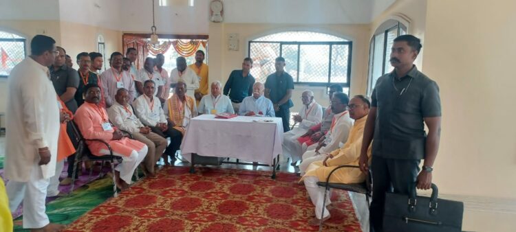 നാഗ്പൂര് ധമന്ഗാവില് മംഗളമാതാ ദേവസ്ഥാന് സന്ദര്ശിച്ച ആര്എസ്എസ് സര്സംഘചാലക് ഡോ. മോഹന് ഭാഗവതിനെ സ്വീകരിക്കുന്നു.