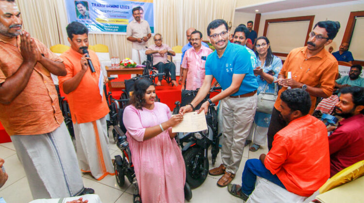 സക്ഷമ വാര്‍ഷിക യോജന ബൈഠക്കിന്റെ ഭാഗമായി ഇലക്ട്രിക്കല്‍ മുച്ചക്ര വാഹനങ്ങളുടെ വിതരണം യുഎസ്ടി സിഎസ്ആര്‍ അംബാസഡര്‍ പ്രശാന്ത് സുബ്രഹ്മണ്യം നിര്‍വഹിക്കുന്നു