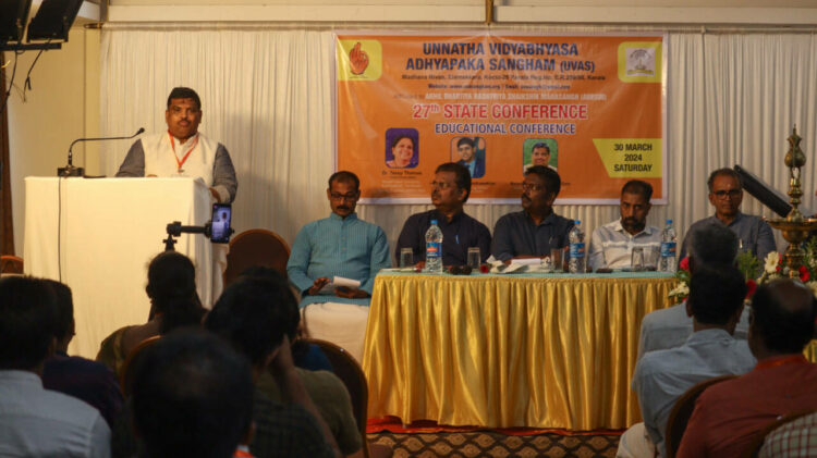 ഉന്നത വിദ്യാഭ്യാസ അധ്യാപക സംഘം സംസ്ഥാന സമ്മേളനത്തോട് അനുബന്ധിച്ച് നടന്ന വിദ്യാഭ്യാസ സമ്മേളനം  ദേശീയ സഹ സംഘടന സെക്രട്ടറി ഗുന്ദ ലക്ഷ്മണ്‍ ഉദ്ഘാടനം ചെയ്യുന്നു. ഡോ. മനോഹരന്‍, ഡോ. ജയപ്രസാദ്, ഡോ. സി. പി സതീഷ്, കൃഷ്ണപ്രസാദ് ദ്വാരക, ഡോ. കെ. ശിവപ്രസാദ് എന്നിവര്‍ സമീപം