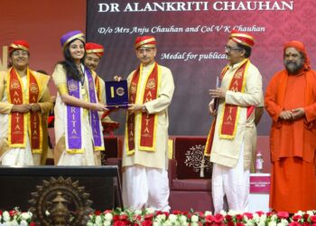 കൊച്ചി അമൃത സ്കൂള് ഓഫ് മെഡിസിന്റെ ബിരുദദാന ചടങ്ങില് തമിഴ്നാട് ഗവര്ണര് ആര്.എന്. രവി വിദ്യാര്ത്ഥികള്ക്ക് സര്ട്ടിഫിക്കറ്റ് സമ്മാനിക്കുന്നു.