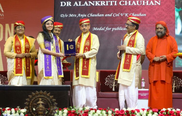 കൊച്ചി അമൃത സ്‌കൂള്‍ ഓഫ് മെഡിസിന്റെ ബിരുദദാന ചടങ്ങില്‍ തമിഴ്‌നാട് ഗവര്‍ണര്‍ ആര്‍.എന്‍. രവി വിദ്യാര്‍ത്ഥികള്‍ക്ക് സര്‍ട്ടിഫിക്കറ്റ് സമ്മാനിക്കുന്നു.