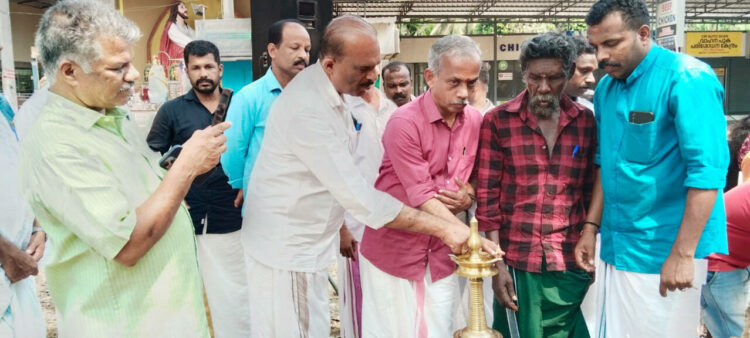 കരിന്തണ്ടന്‍ സ്മൃതിദിനാചരണം പ്രജ്ഞാപ്രവാഹ് ദേശീയ സംയോജകന്‍ ജെ. നന്ദകുമാര്‍ ഭദ്രദീപം കൊളുത്തി ഉദ്ഘാടനം ചെയ്യുന്നു