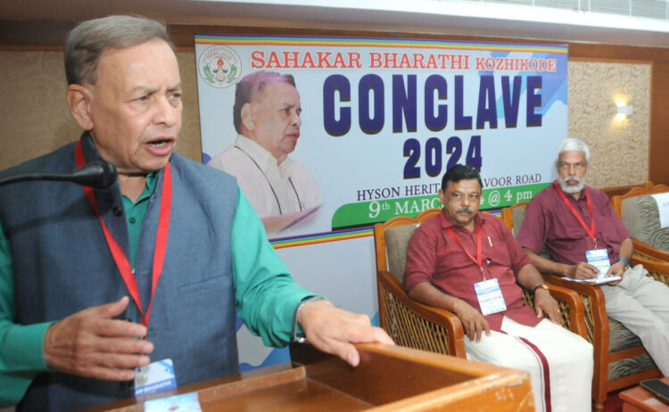 സഹകാര്‍ ഭാരതി സംഘടിപ്പിച്ച കോണ്‍ക്ലേവ്  ഉദ്ഘാടനം ചെയ്ത് റിസര്‍വ് ബാങ്ക് ഡയറക്ടര്‍ സതീഷ് മറാത്തെ സംസാരിക്കുന്നു. സംസ്ഥാന ഉപാധ്യക്ഷന്‍ എന്‍. സദാനന്ദന്‍, സംസ്ഥാന ജനറല്‍ സെക്രട്ടറി എസ്. മോഹന ചന്ദ്രന്‍ സമീപം.