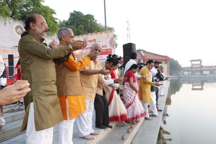 പുതുവത്സരപ്പിറവി ആഘോഷിച്ച് സംസ്‌കാര്‍ഭാരതി പ്രവര്‍ത്തകര്‍ സൂര്‍ഘട്ടില്‍ സൂര്യപൂജ നടത്തുന്നു.
